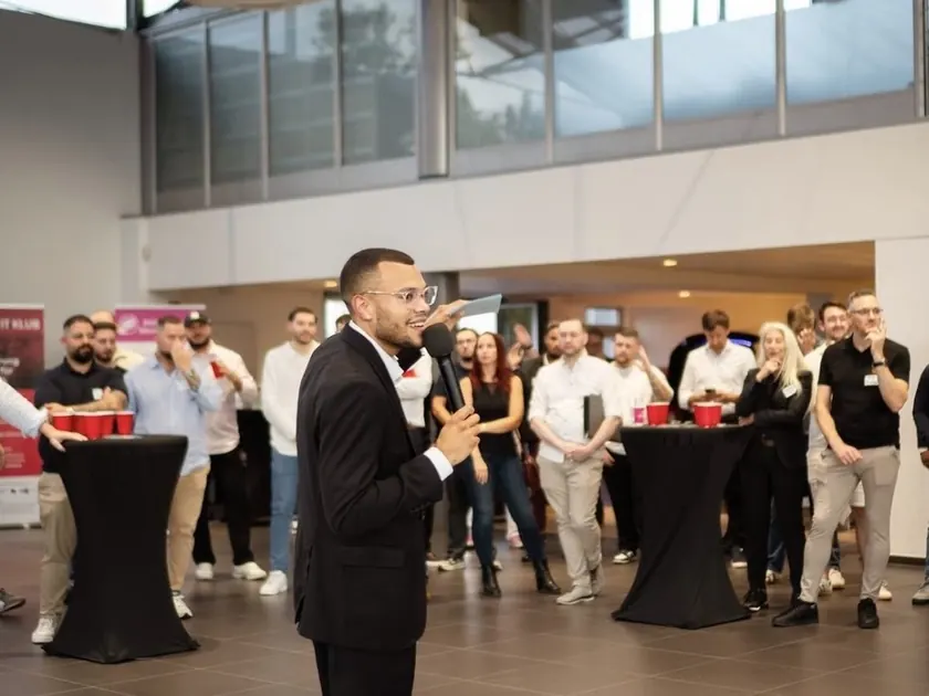 Marcel Eschenauer hält beim KI-Event im Audi Haus Löhr in Worms einen Vortrag zu ChatGPT
